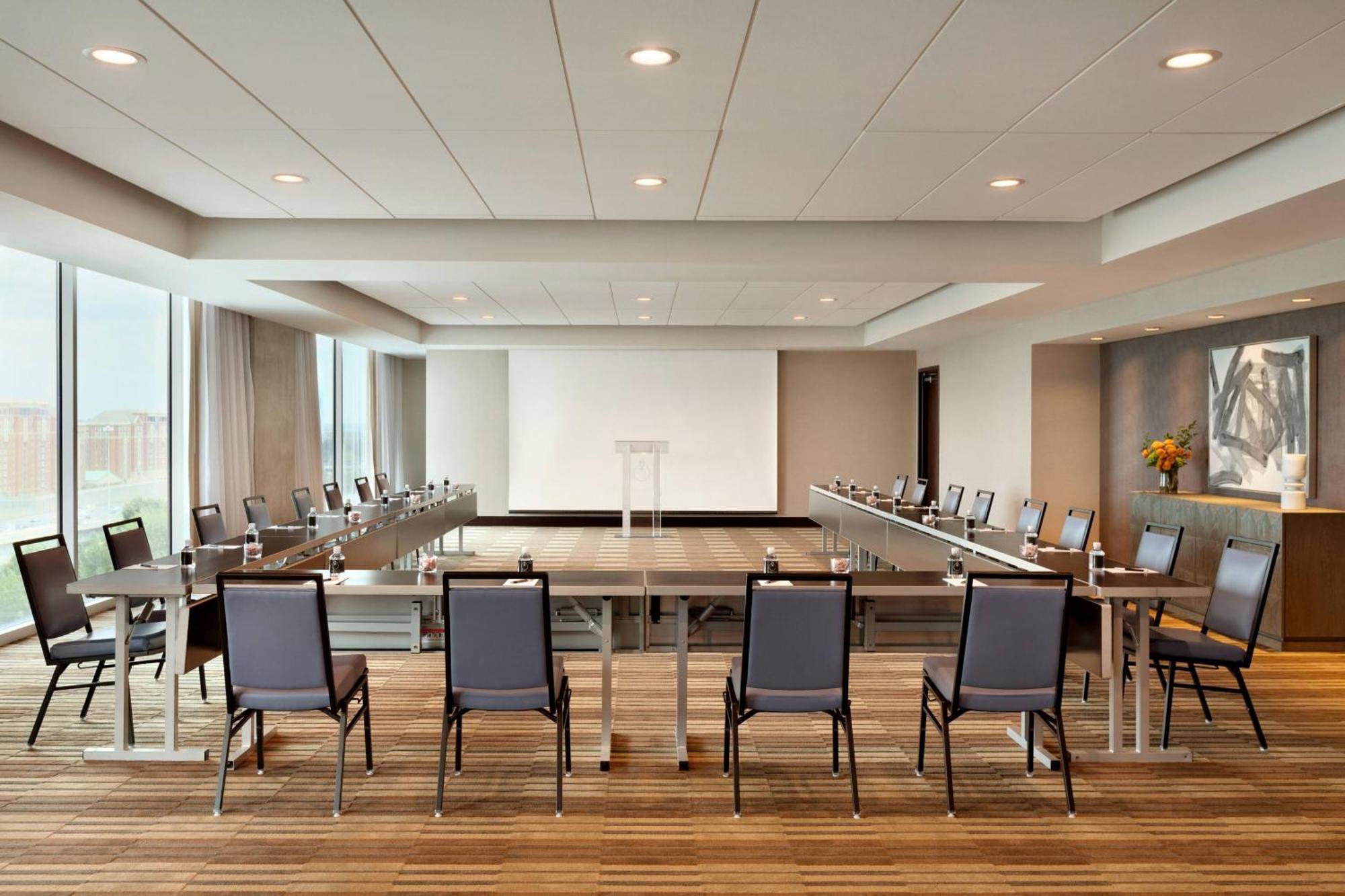 Twelve Downtown, Autograph Collection Hotel 4*